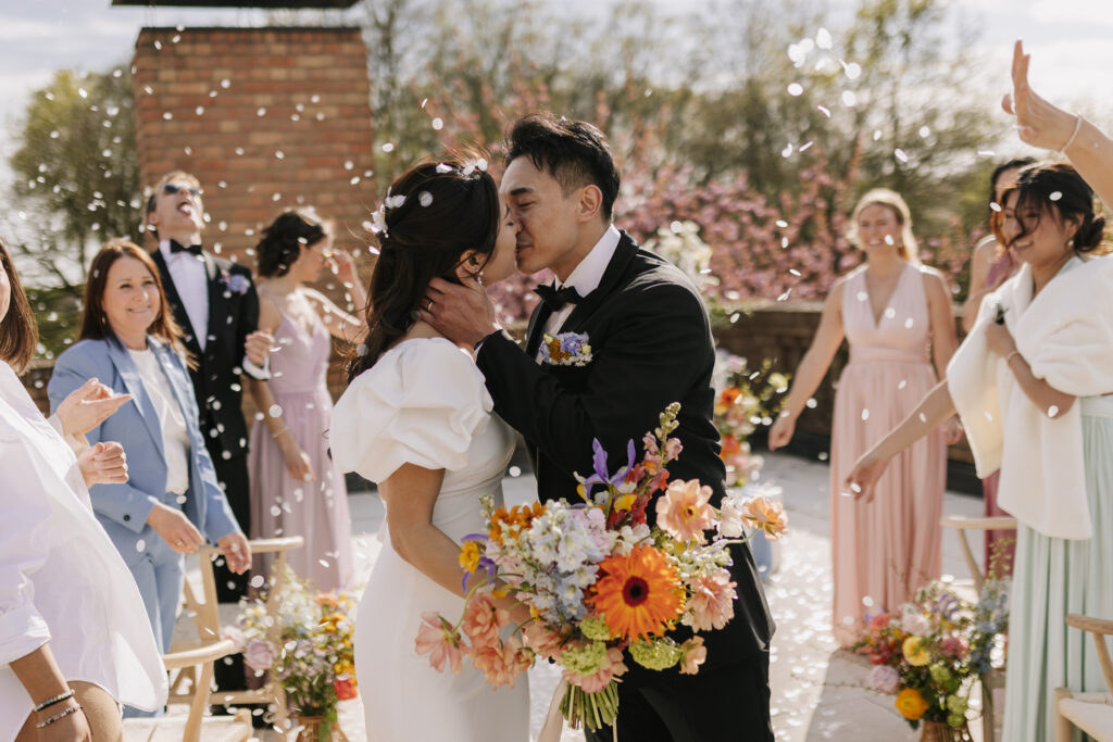 Hochzeitsplanerin Veronika Rodriguez aus Mülheim an der Ruhr und Umgebung, Brautpaar küsst sich