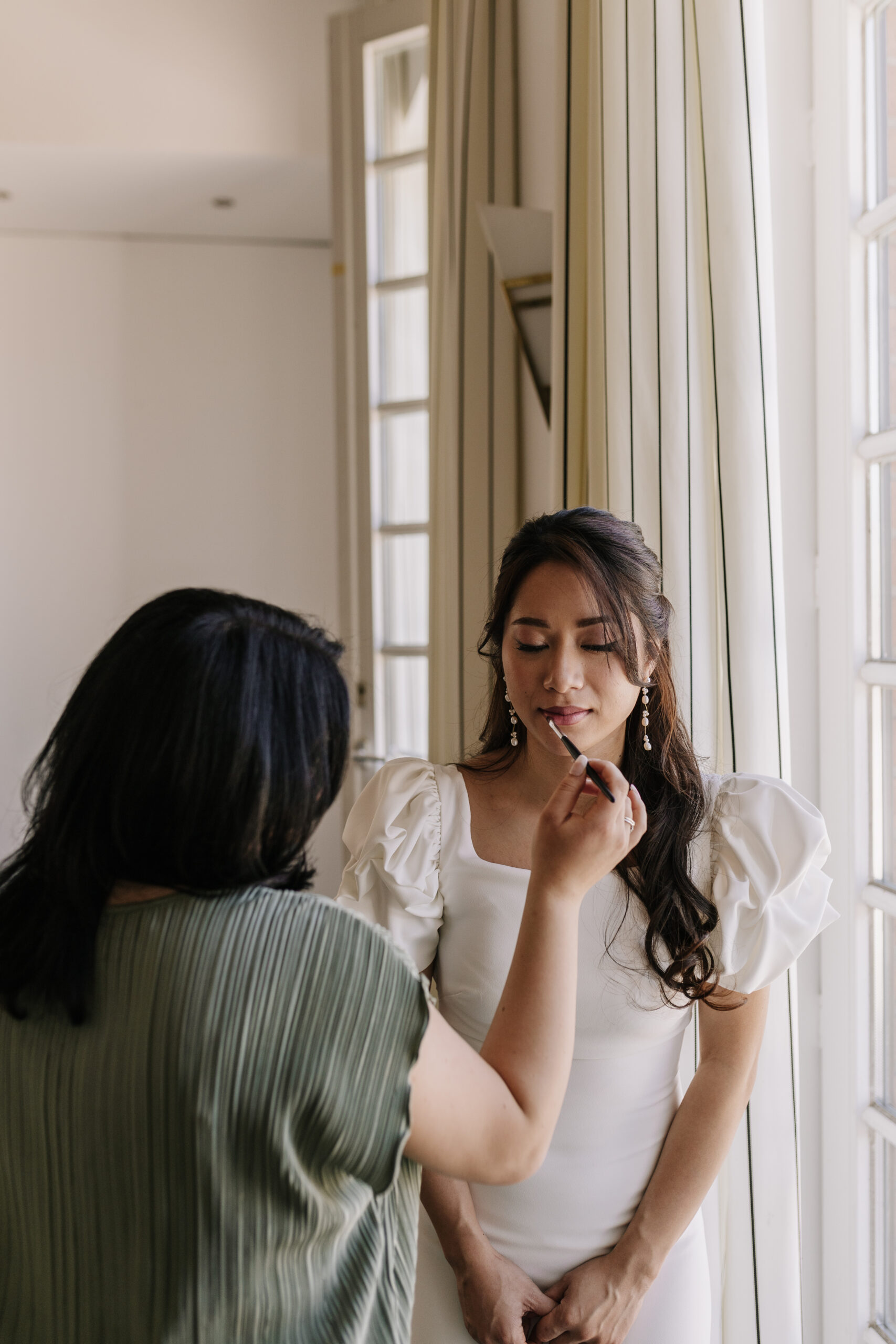 Veronika Rodriguez Hochzeitsplanung für Mülheim an der Ruhr und Umgebung, Braut wird von der Brautstylistin geschminkt