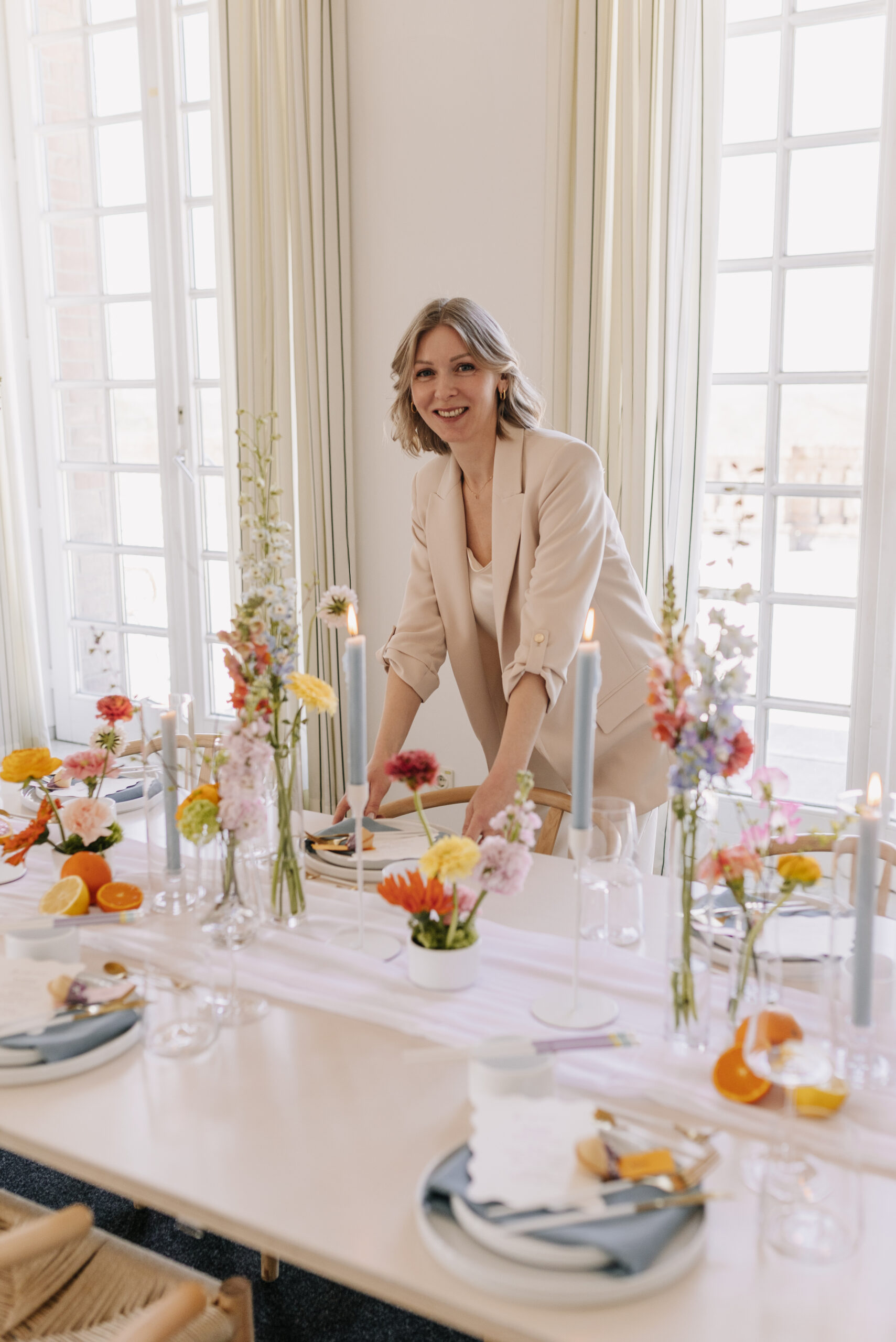 Veronika Rodriguez Hochzeitsplanerin für Mülheim an der Ruhr und Umgebung, Hochzeitsplanerin dekoriert den Hochzeitstisch