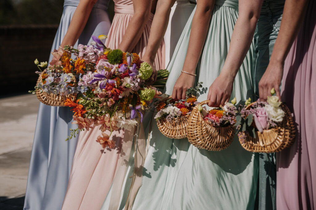 Veronika Rodriguez Hochzeitsplanerin für Mülheim an der Ruhr und Umgebung, Braut und Brautjungfern mit Blumenkörbchen und Blumen