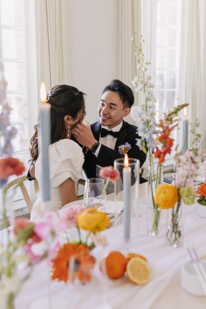 Veronika Rodriguez Hochzeitsplanung für Mülheim an der Ruhr und Umgebung, Brautpaar sitzt am Hochzeitstisch und schaut sich in die Augen