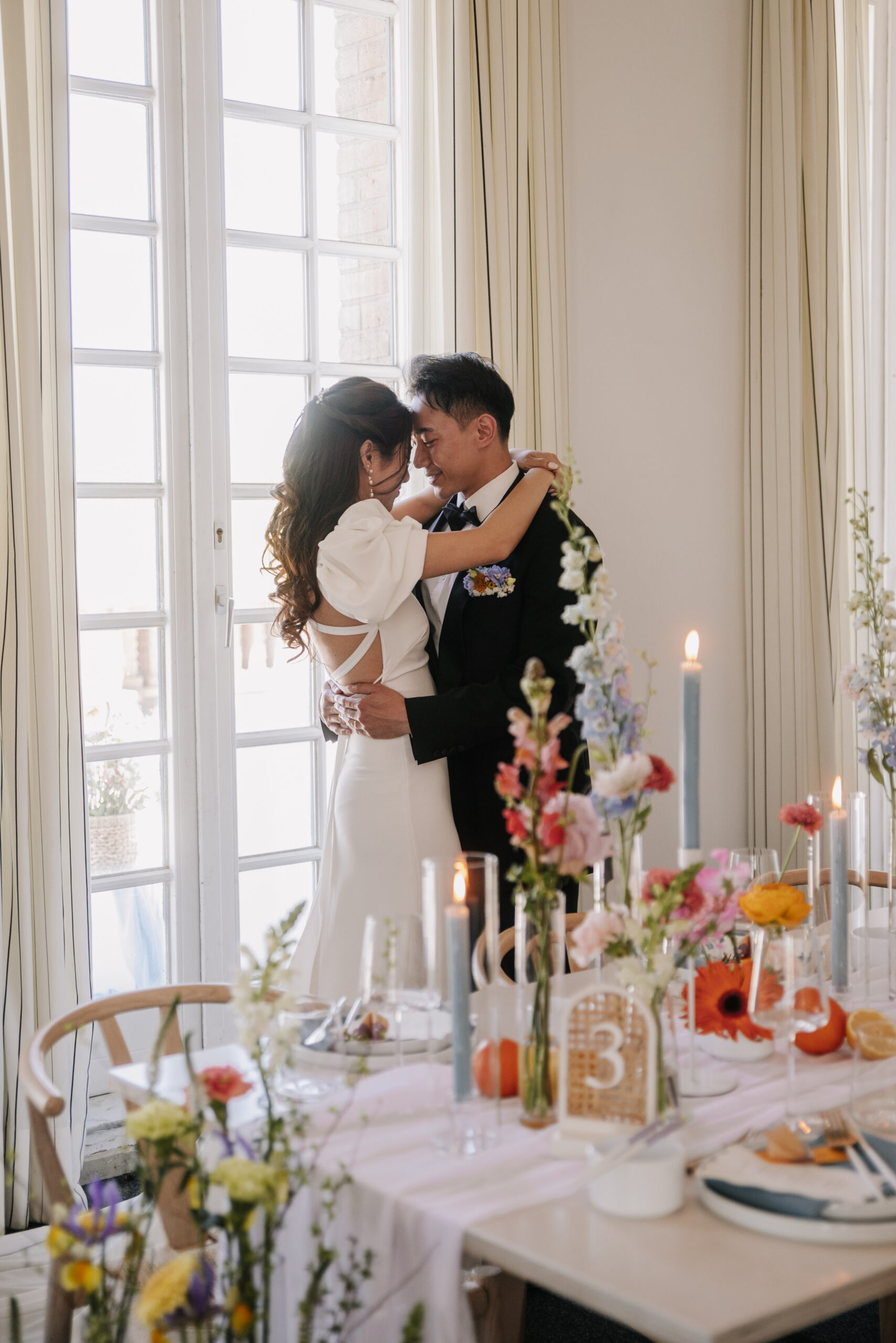 Veronika Rodriguez Hochzeitsplanung für Mülheim an der Ruhr und Umgebung, das Brautpaar steht am Fenster