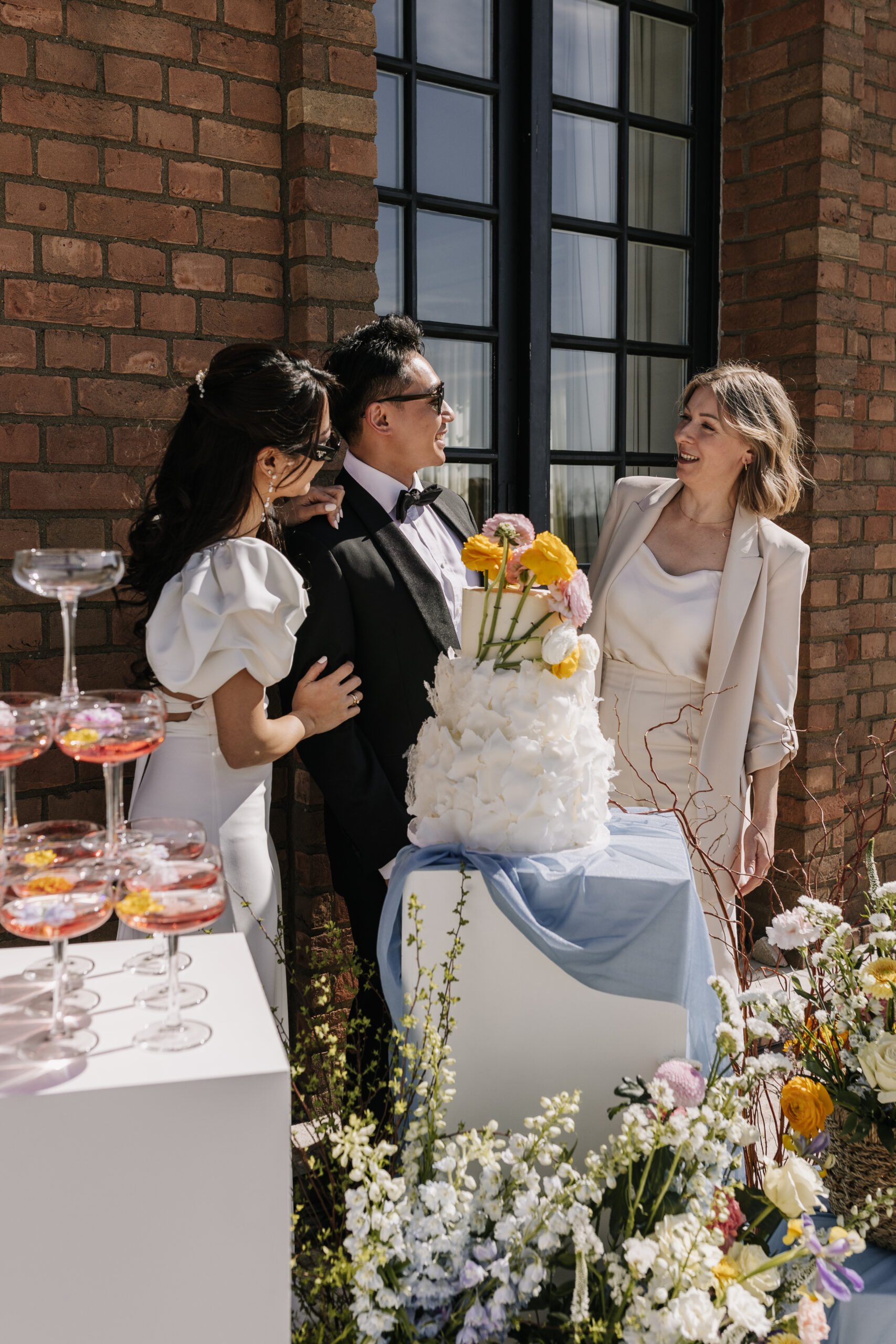 Veronika Rodriguez ´Hochzeitsplanung für Mülheim an der Ruhr und Umgebung, Brautpaar mit der Hochzeitsplanerin